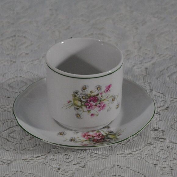 Teapot / Coffee Pot Cream & Sugar and 5 Cups and Saucers made in Yugoslavia - Picture 5 of 7